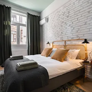 https://apt-old-city.bucharesthotelsnow.com